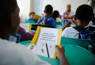 Brasil recua em leitura e matemática no Pisa 2025, mas avança em ciências