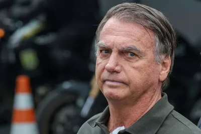 TSE restringe santinhos de Lucas Bove com imagem de Jair Bolsonaro