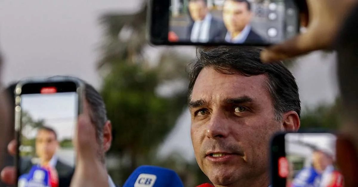 Flávio Bolsonaro anuncia ato com críticas a Moraes e pedido de impeachment