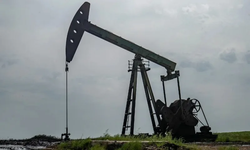 Petróleo sobe com avanço dos conflitos e riscos ao transporte no Oriente Médio