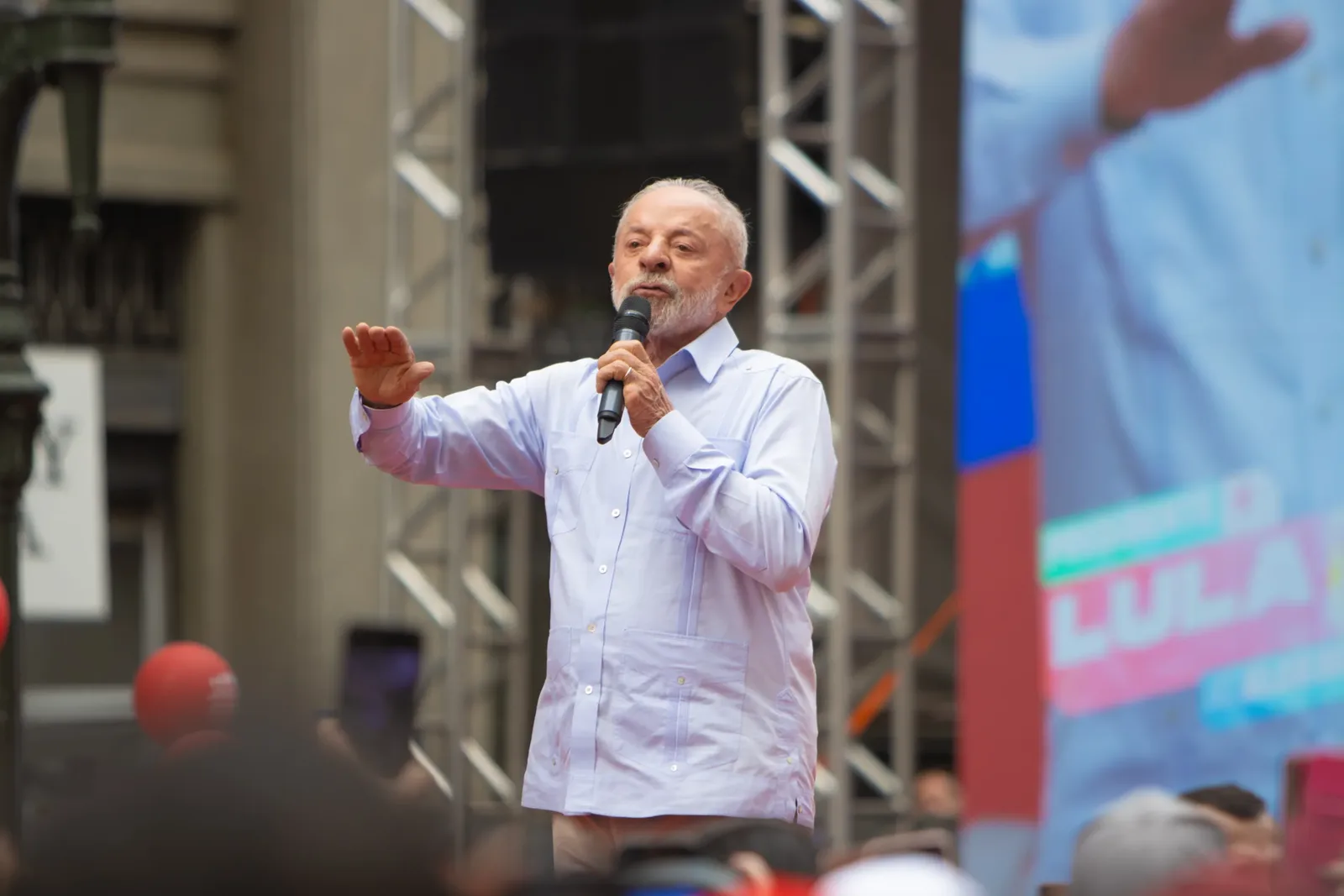 Lula avança no Paraná, mas Flávio Bolsonaro lidera disputa presidencial