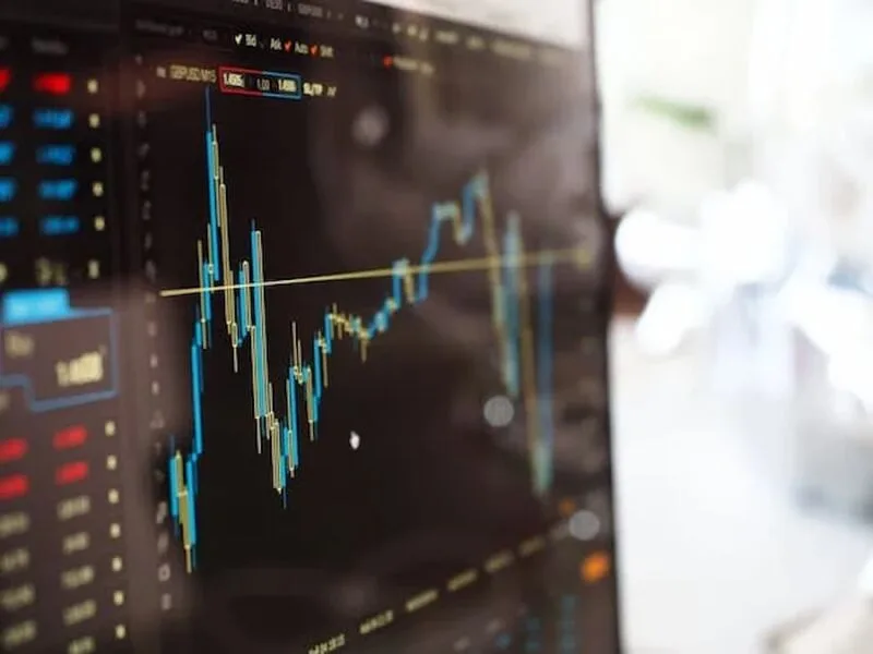 Bolsas europeias oscilam antes de decisão do BCE, com Londres sob pressão