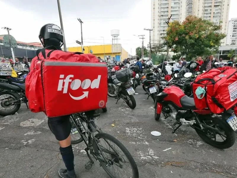 Trabalho por aplicativos reúne 1,959 milhão de pessoas no Brasil em 2025