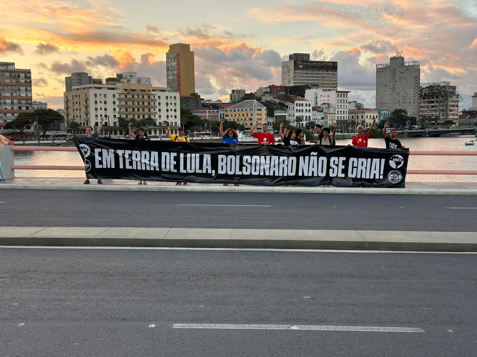 Estudantes fazem protesto contra Flávio Bolsonaro durante ato no Recife