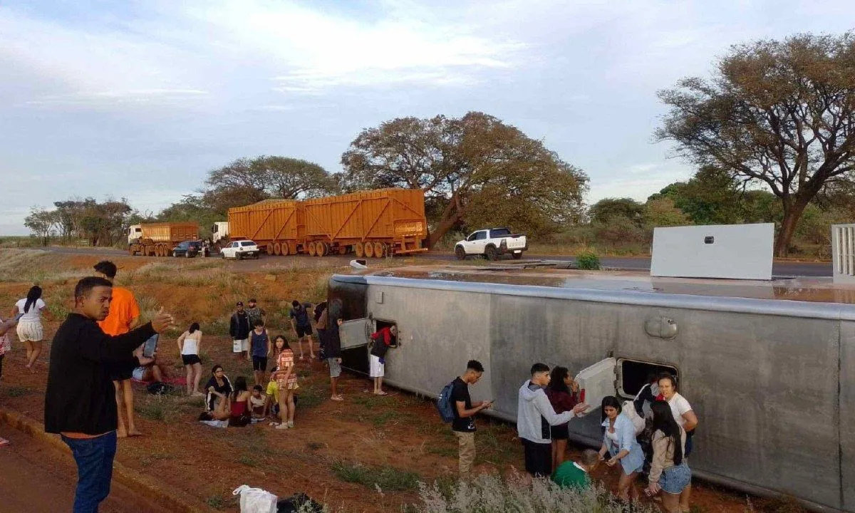 Tombamento de ônibus deixa sete feridos na LMG-799, em Uberaba