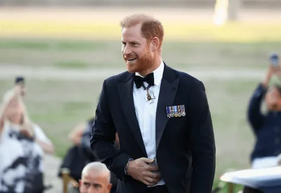 Príncipe Harry retoma aparições públicas em Londres após retorno ao Reino Unido