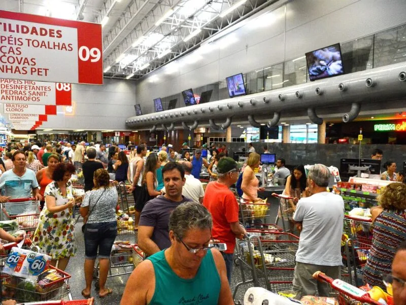 INPC cai 0,32% em agosto e acumula alta de 3,17% no ano