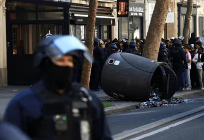 Adolescente perde mão após explosão de granada em protesto na França