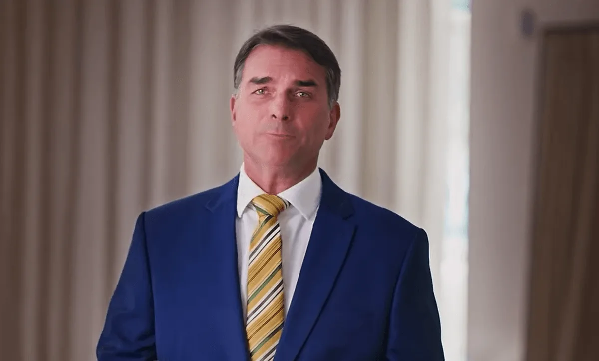 Flávio Bolsonaro acusa Lula de dividir poder com Moraes