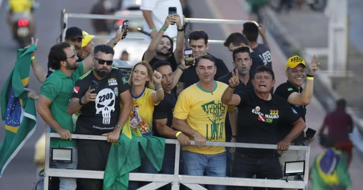 Flávio Bolsonaro pede afastamento de Moraes e cobra abertura de inquérito