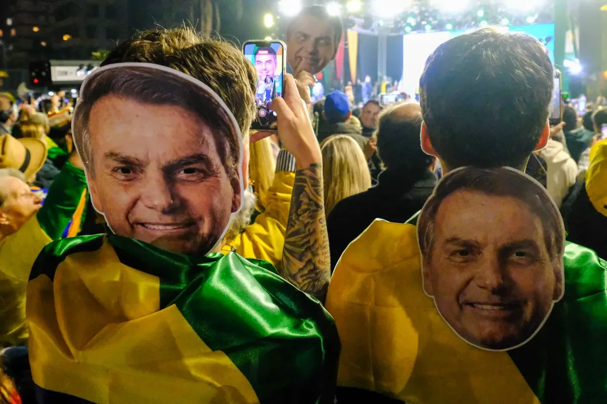 Ato de Flávio Bolsonaro em Porto Alegre reforça identidade política ligada ao pai