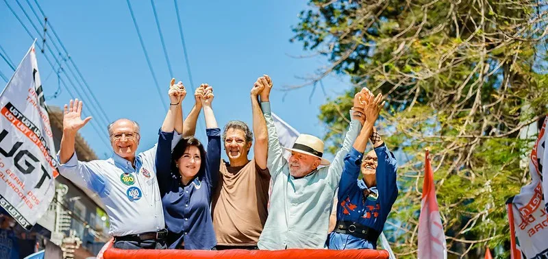 Lula encerra campanha na avenida Paulista ao lado de Haddad e Alckmin