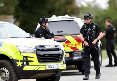Polícia britânica não encontra explosivos em vans perto de base aérea