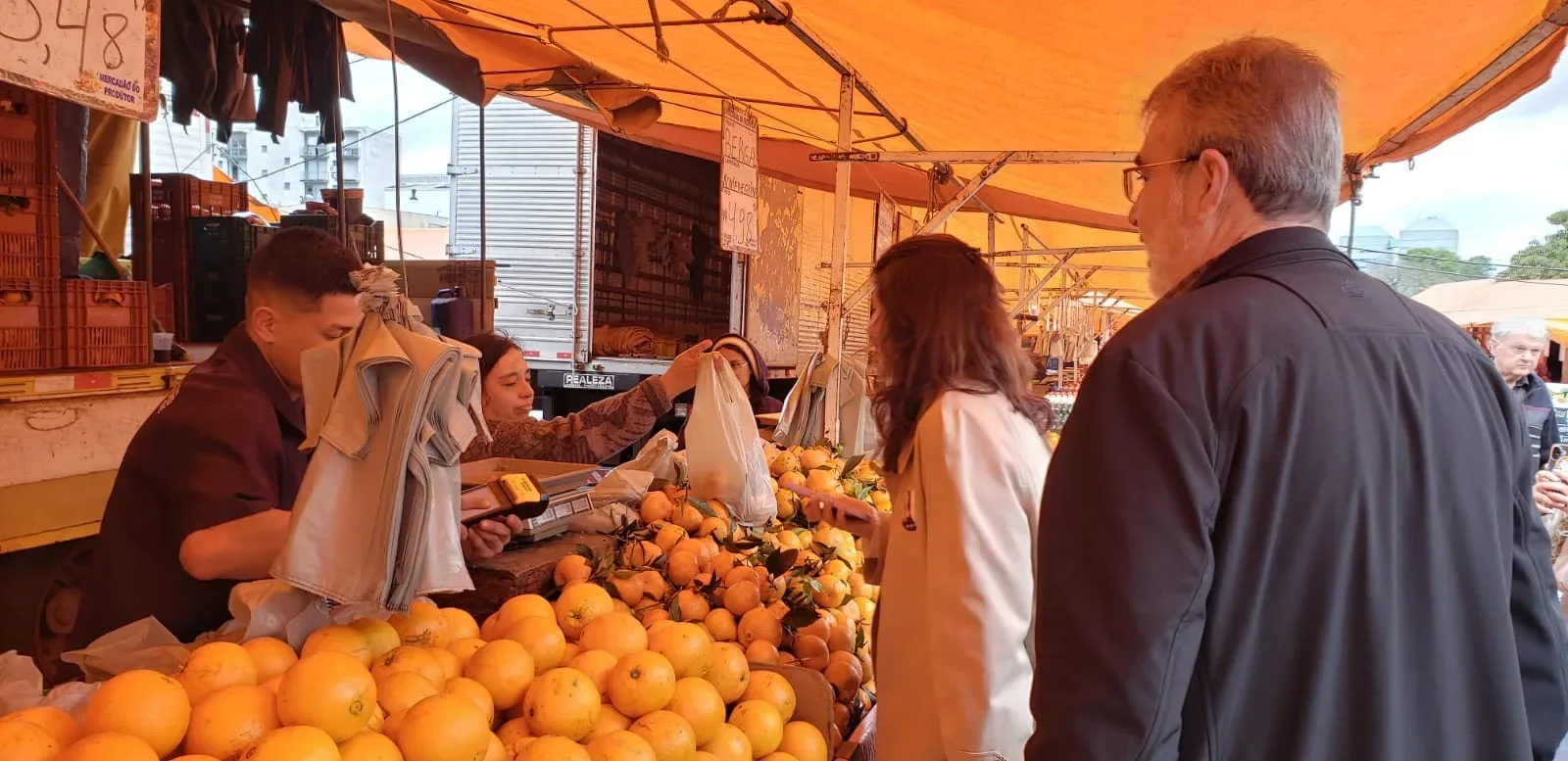 Mercadão da Cidade Baixa reúne produtores, alimentos e clientes aos sábados