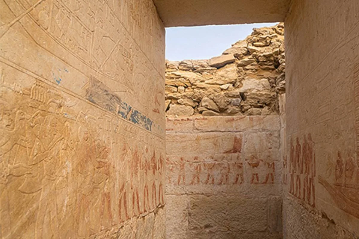 Tumba em Saqqara reúne uma falsa porta e objetos ligados ao além