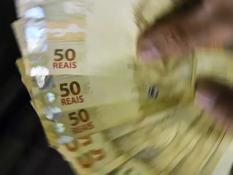 Juros futuros têm leve baixa antes de decisão do Copom e julgamento no STF