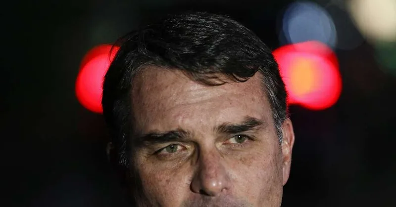 Flávio Bolsonaro vincula ação da PF a desempenho eleitoral e critica Flávio Dino