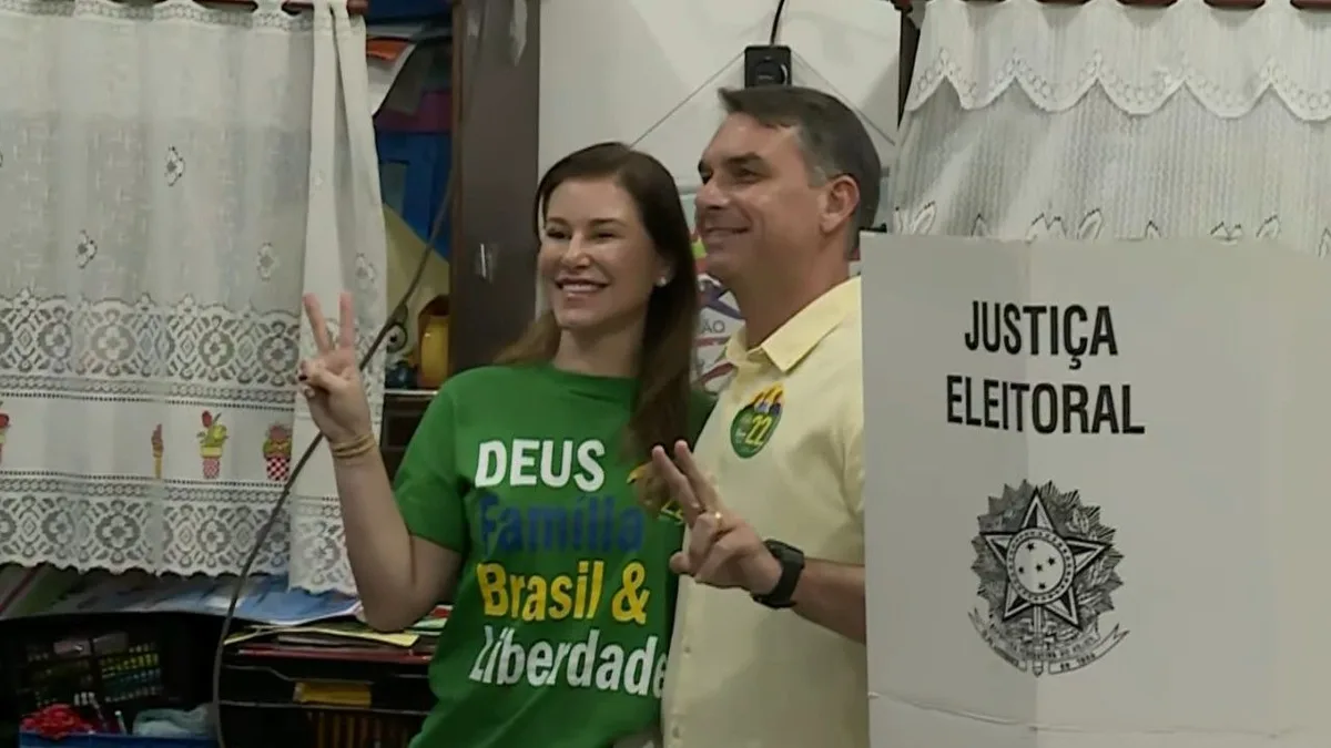 Flávio Bolsonaro vota no Rio e mantém previsão de vitória no primeiro turno