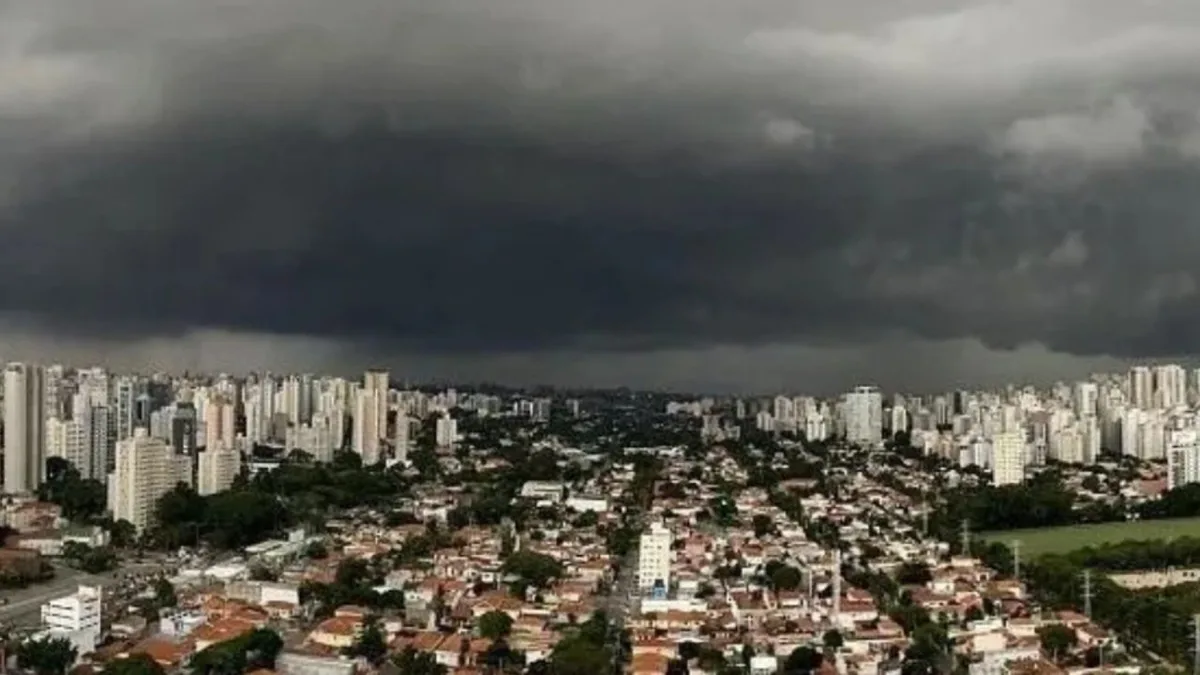 Temporais elevam risco de chuva intensa e tornados em quatro estados