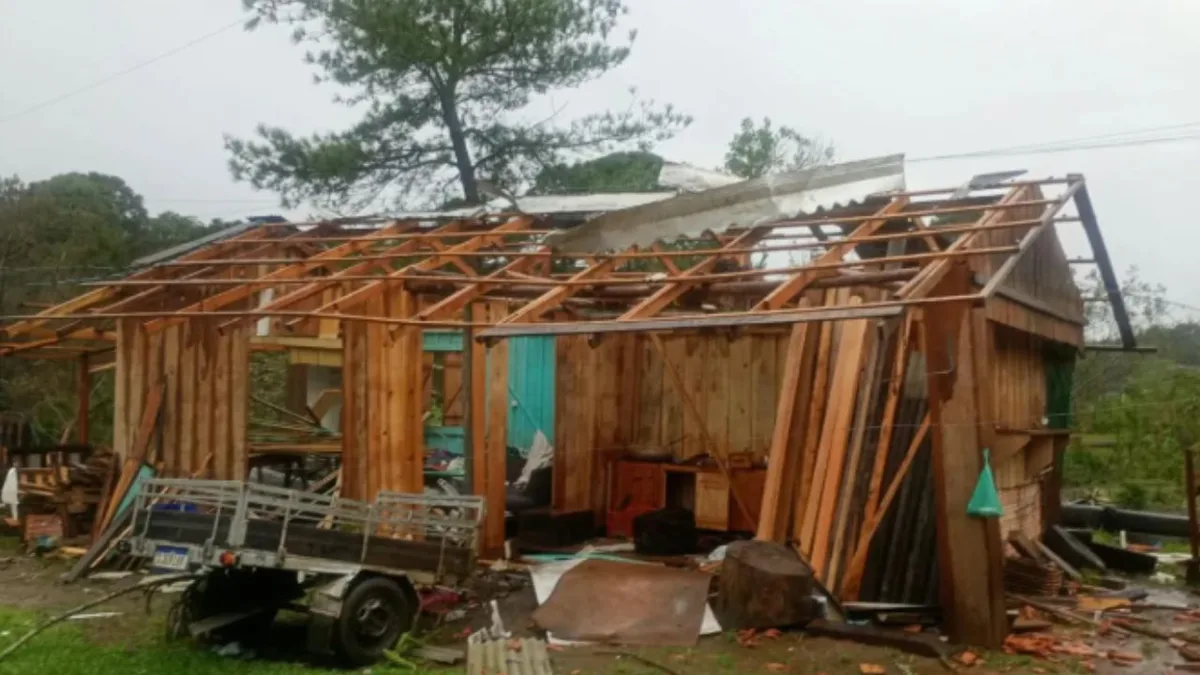 Possível tornado causa destelhamentos e derruba árvores em Três Barras