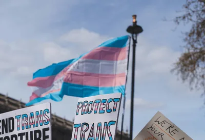 Acordos nos EUA encerram tratamentos para menores trans em seis hospitais