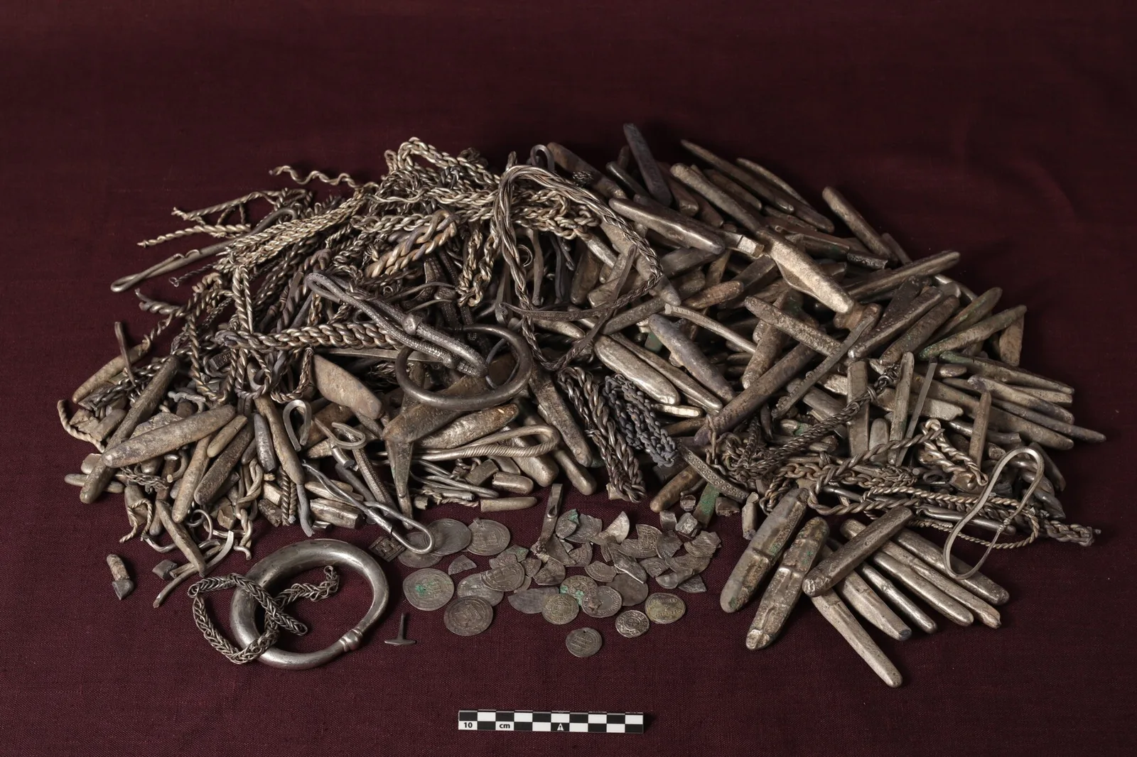 Tesouro viking de 18,5 kg revela redes comerciais da Dinamarca medieval