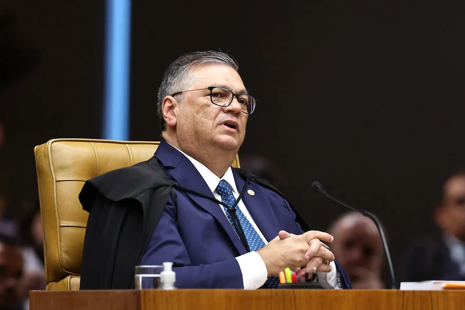 Dino interrompe julgamento no STF após confronto entre ministros