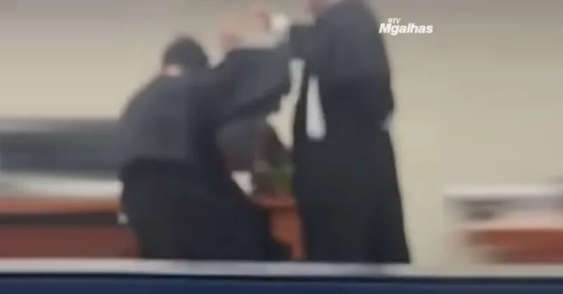 Queda de promotor interrompe júri na Barra Funda; defesa nega agressão