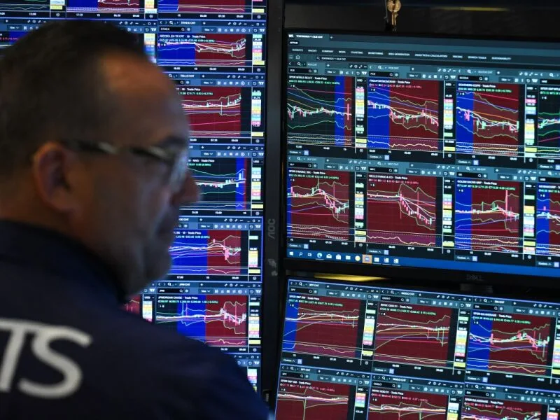 Bolsas de Nova York recuam com alta do petróleo e tensão no Oriente Médio