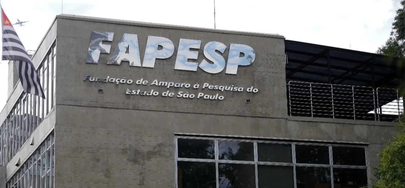 Ato na sede da Fapesp cobra reversão de mudanças em bolsas internacionais