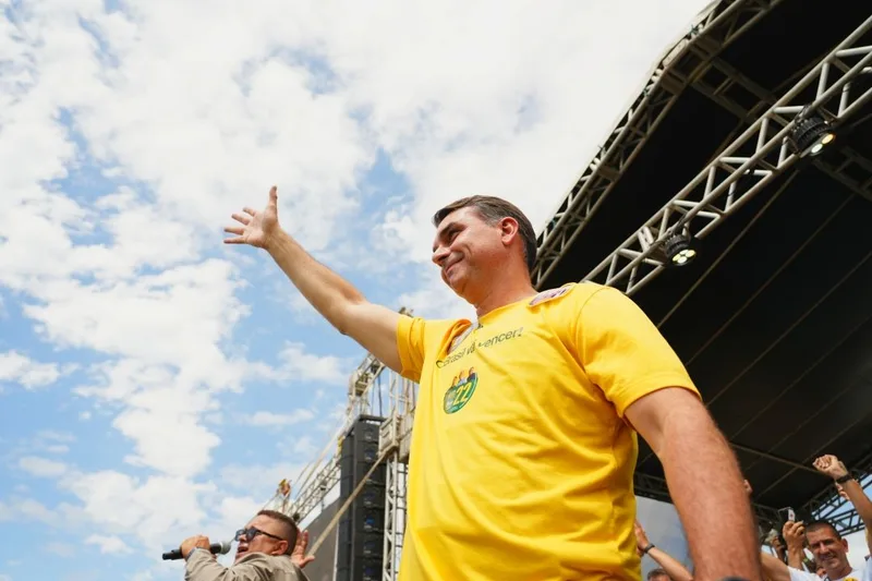 Flávio Bolsonaro minimiza fim de sigilo sobre filme Dark Horse