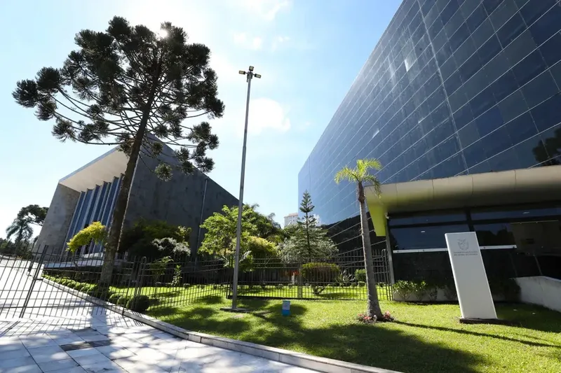 Bancada progressista cresce na Assembleia do Paraná e encolhe na Câmara