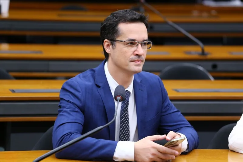 TSE mantém candidatura de Dallagnol sob recurso até análise do plenário