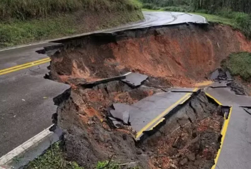 Chuvas deixam 14 mil afetados e interditam rodovias no Paraná