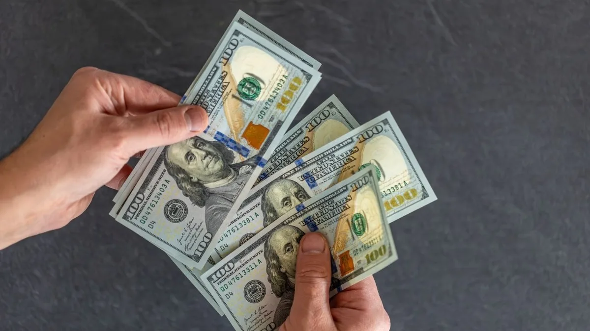 Dólar fecha no maior nível em seis meses com pesquisas eleitorais no radar