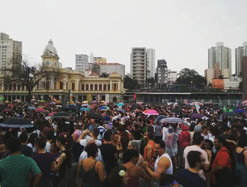 Mulheres organizam ato em BH contra Flávio Bolsonaro e em defesa de Lula