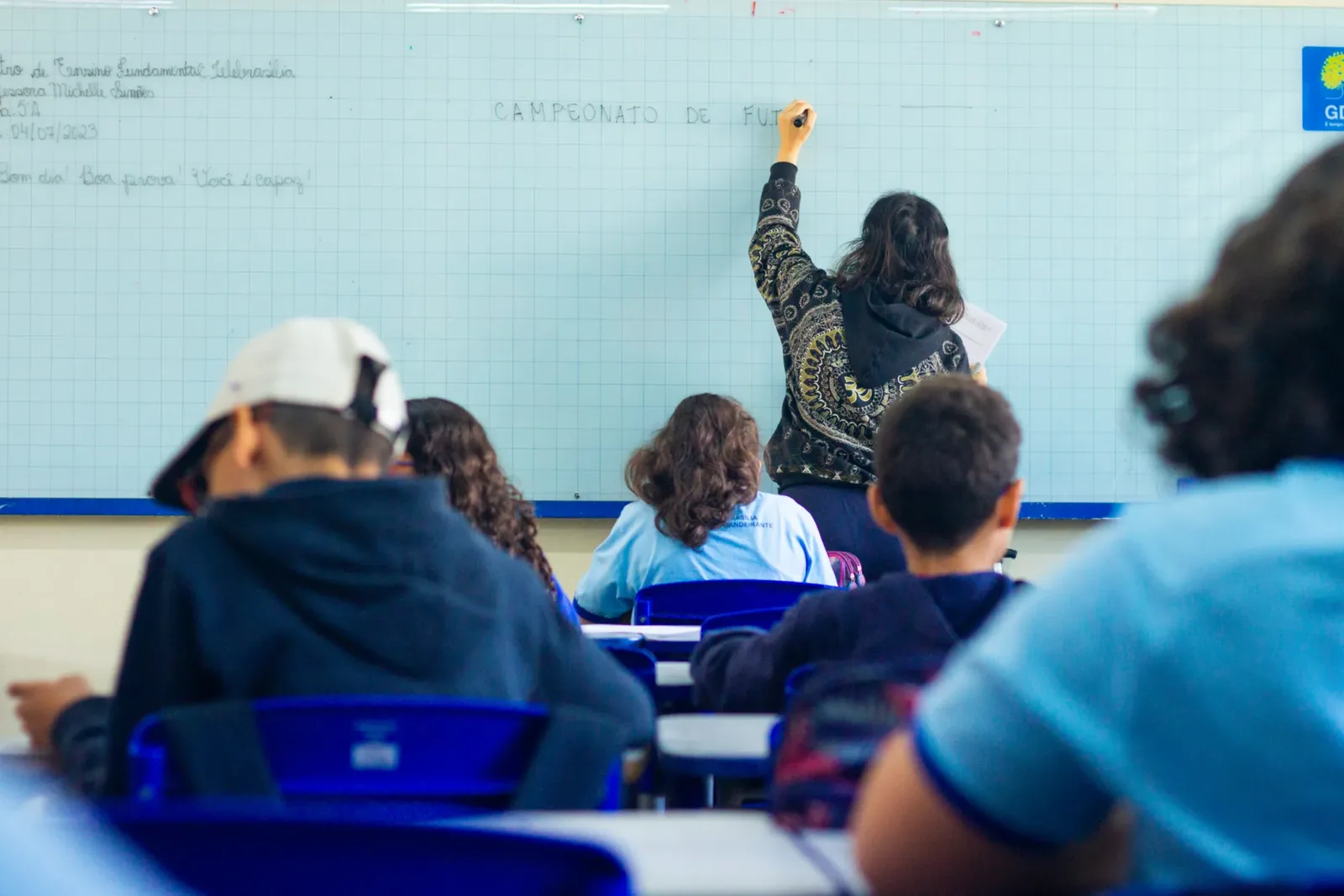 Avaliações antecipadas geram críticas e alteram rotina de escolas no DF