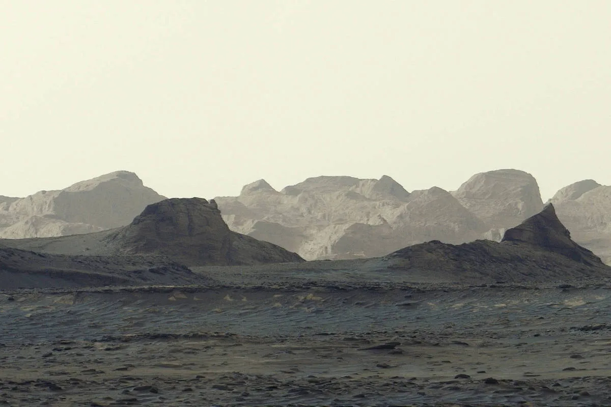 Curiosity registra amanhecer e identifica camada rochosa em Marte