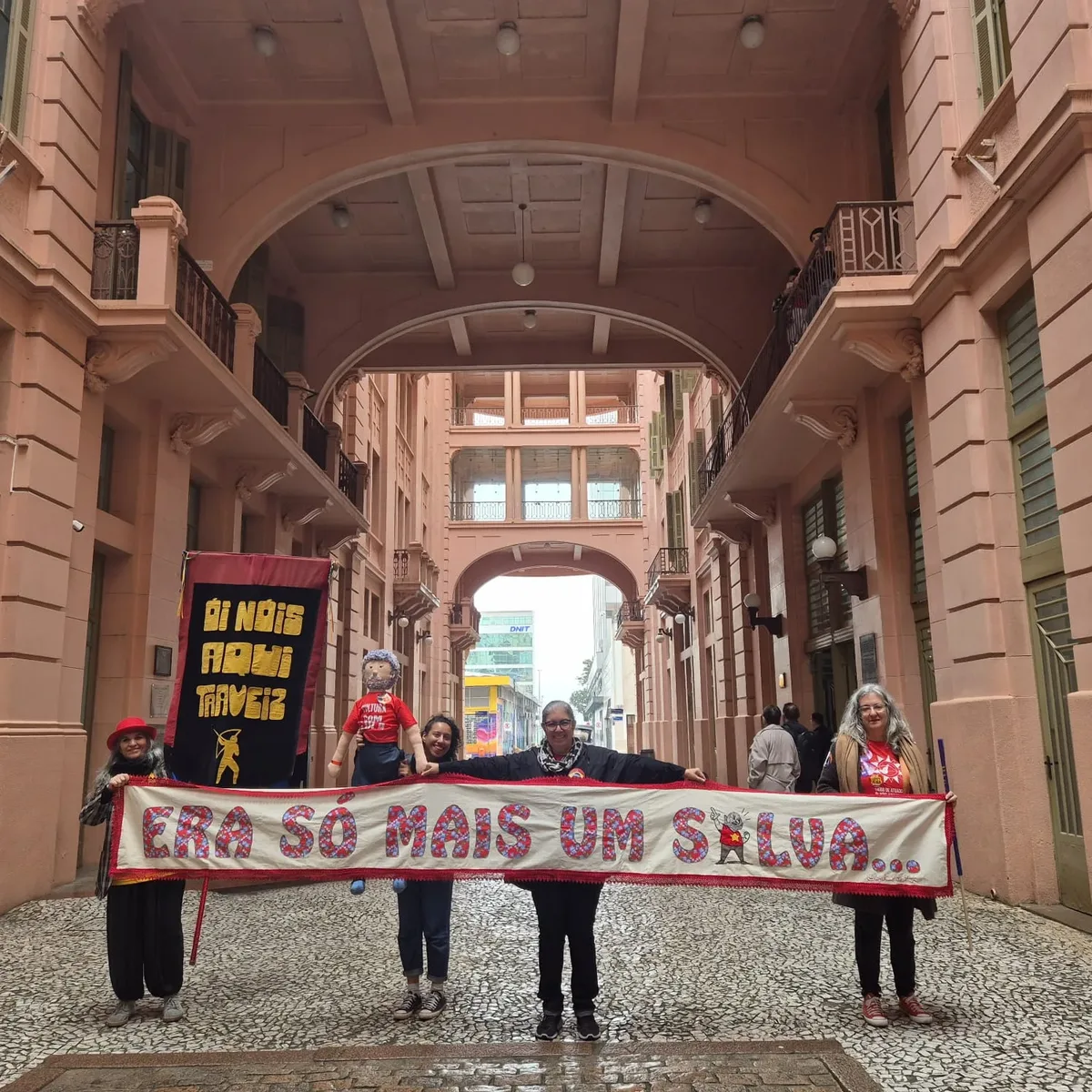 Cortejo cultural abre comício de Lula em Porto Alegre