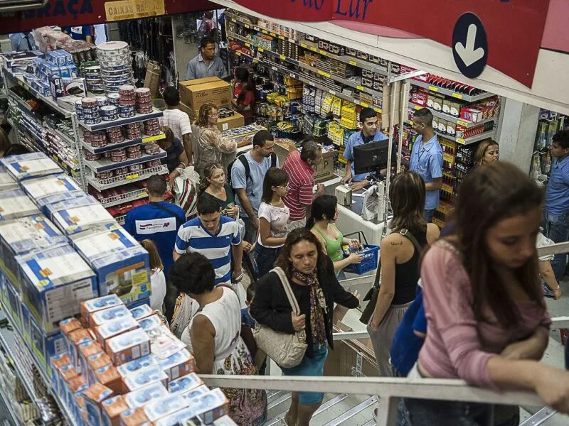 Varejo cai 0,8% em julho após estabilidade no mês anterior