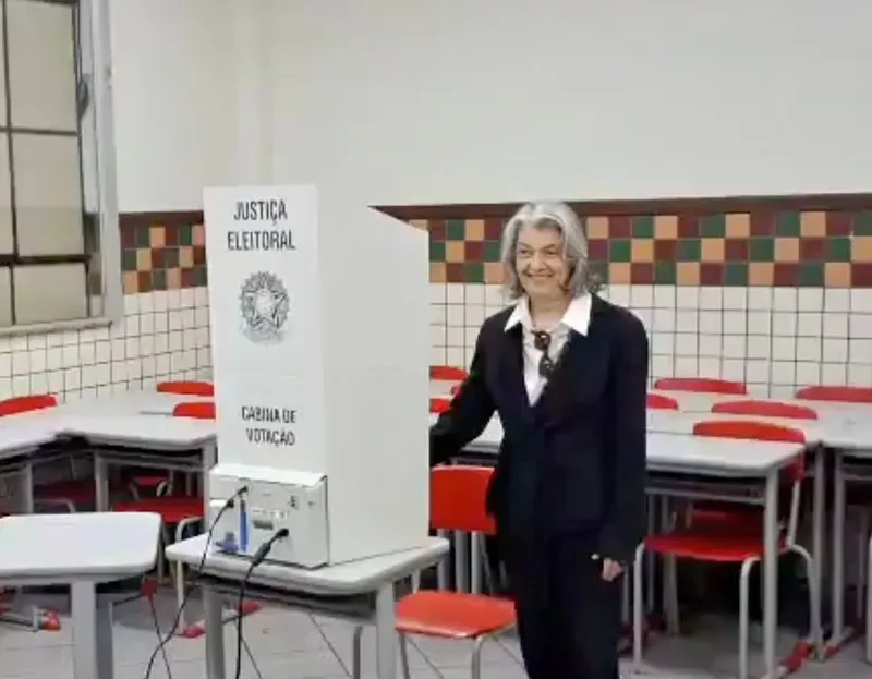 Cármen Lúcia vota em Belo Horizonte e cumprimenta eleitores