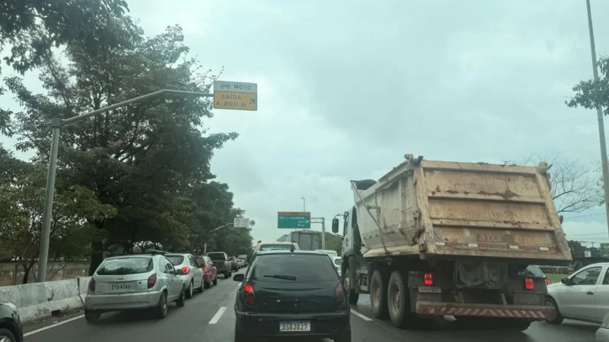 Chuva provoca alagamentos e bloqueios na marginal Tietê em São Paulo