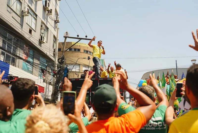 Flávio Bolsonaro critica Lula e apresenta propostas em ato no Rio