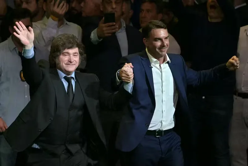Post de Milei associa vídeo de Flávio Bolsonaro a apoio argentino nas eleições