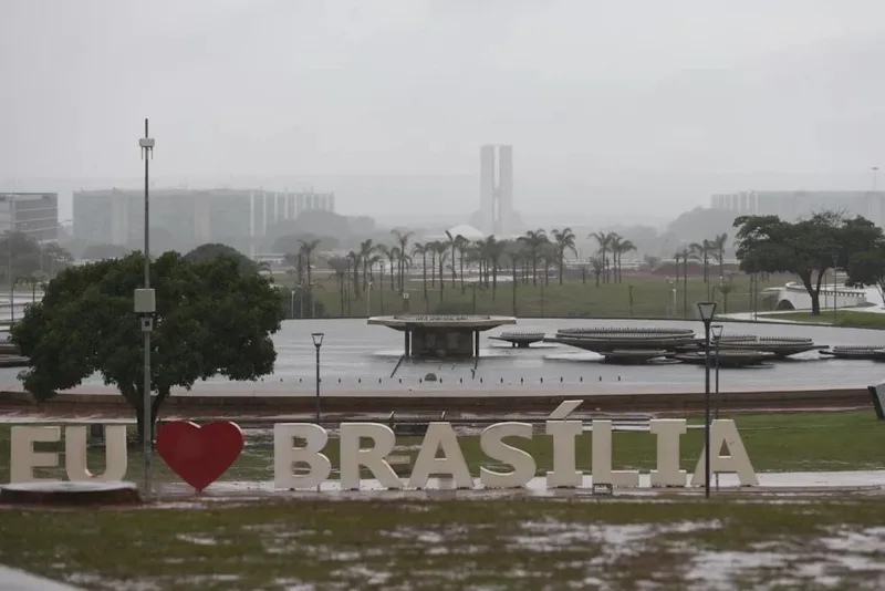 Brasília tem alerta amarelo para chuvas intensas e ventos fortes