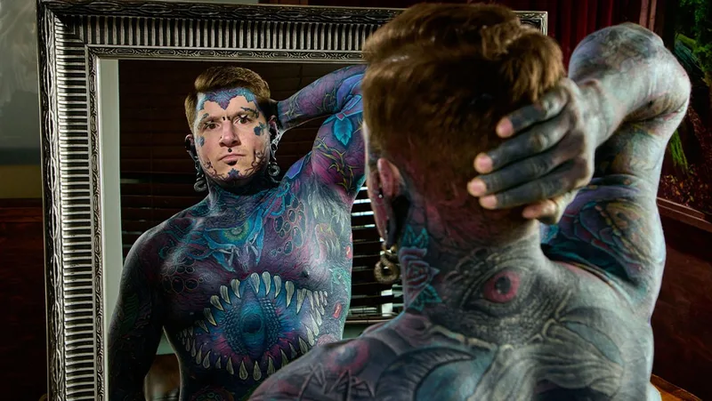 Canadense acumula 40 camadas de tatuagens e lidera categoria do Guinness