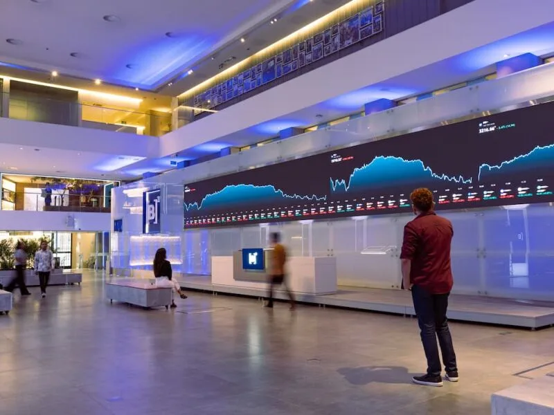 Ibovespa recua com commodities em baixa e incertezas políticas