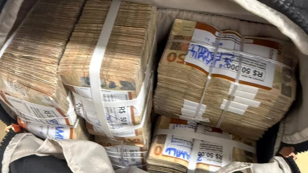 PF apreende R$ 600 mil com mulher durante ação em Niterói