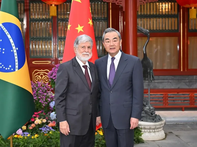 Amorim e Wang Yi defendem diálogo e rejeitam ingerência externa em Pequim