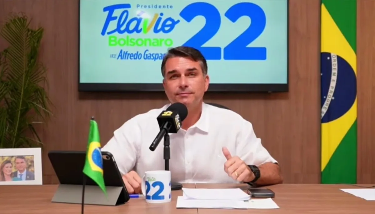 Flávio Bolsonaro critica reajuste do Bolsa Família e se opõe a ação no TSE